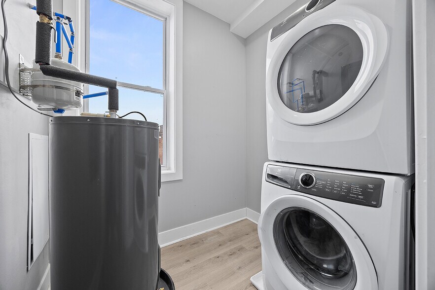 Building Photo - 1109 E Carson St