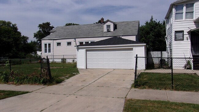 Building Photo - 50 W 108th St