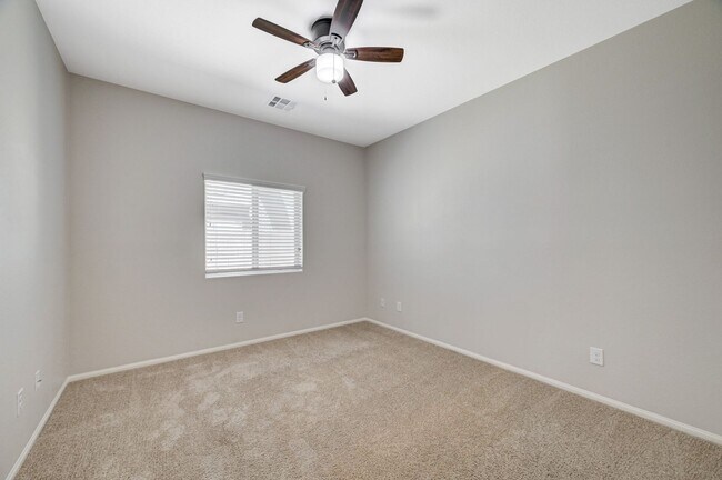 Building Photo - Beautiful DR Horton Home in Centennial Hil...
