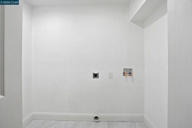 Building Photo - 289 Sierra Dr