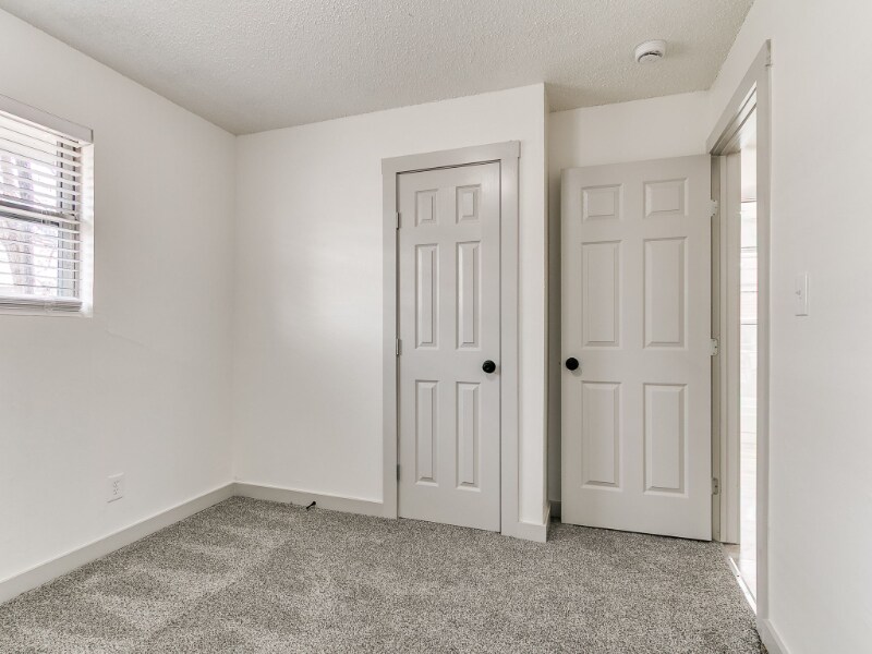 Building Photo - 1112 N Norman Ave