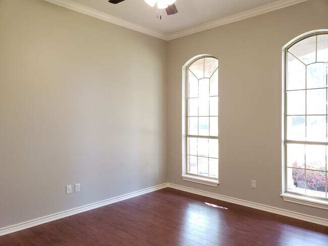 Building Photo - 3106 Lake Forest Dr