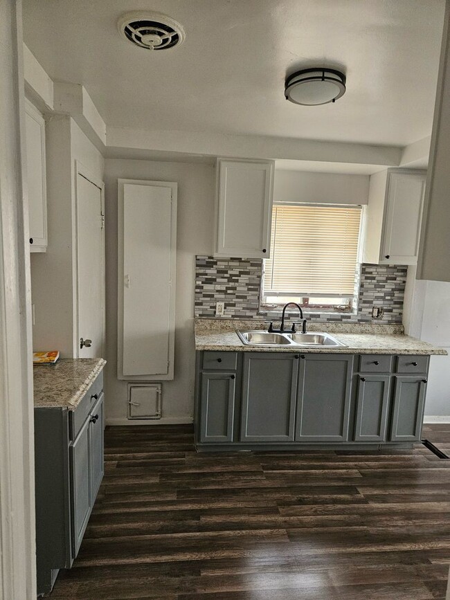 Building Photo - 2 Bedroom Duplex