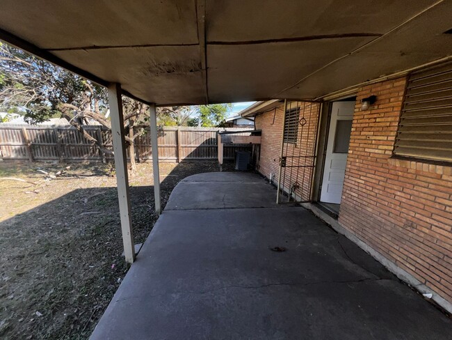 Building Photo - Nice Home located just off of SPID and Air...