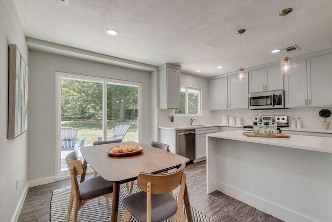 Building Photo - 1512 Luray Dr