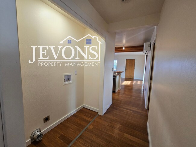 Building Photo - Move-in special: Get $500 off your first month’s rent!