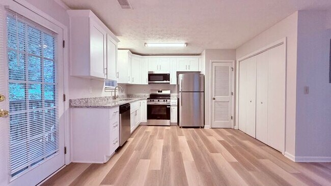 Building Photo - Snellville 2 Bed-2.5 Bath Townhouse, BRAND NEW KITCHEN and Flooring, End Unit