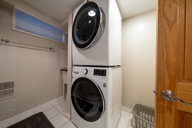 Building Photo - 6057 Clinton Ave