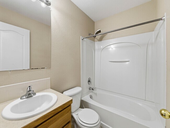 Building Photo - Recently Refreshed 3 Bed, 2.5 Bath Duplex with Fenced Yard — Available Now in Evans, CO!