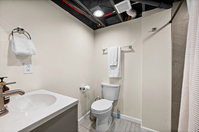 Building Photo - 376 N 8th W