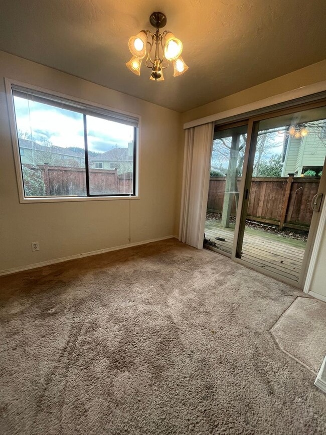 Building Photo - 3-Bedroom 1 1/2 Bathroom Condo in West Eugene