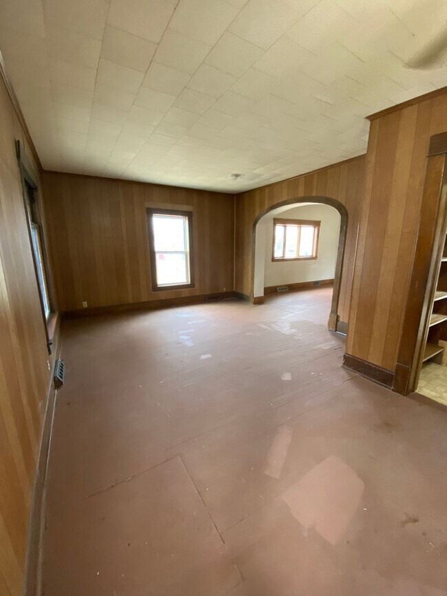 Building Photo - Spacious Home Available Now!