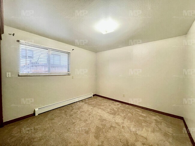 Building Photo - 1628 Azalea Dr