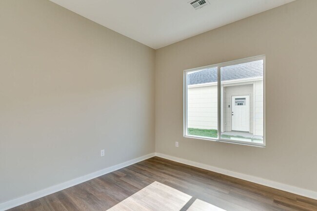 Building Photo - Area151-Cromwell Plan MODEL UNIT