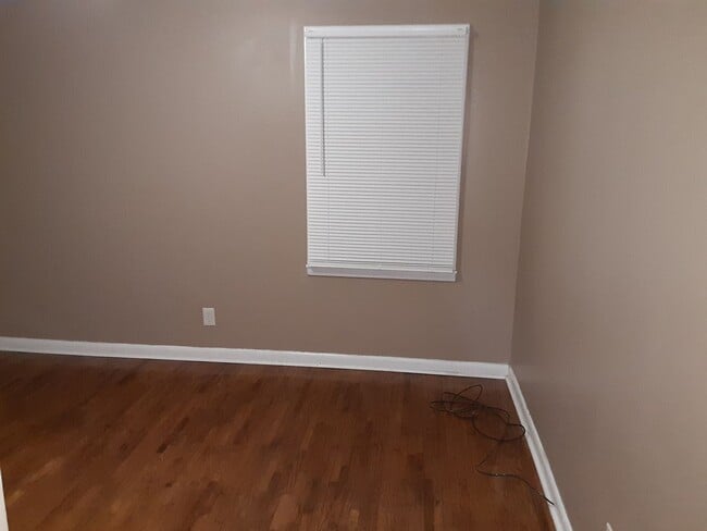 Building Photo - 3 Bedroom 2 Bath located in Oxford