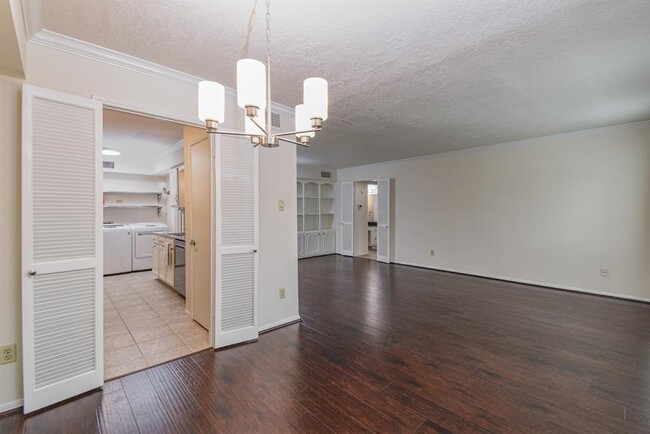 Building Photo - 351 N Post Oak Ln