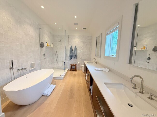 Building Photo - 323 Division St