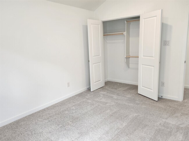 Building Photo - 5827 Linda Cv Ln