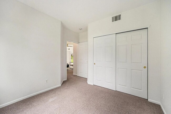 Building Photo - Enjoy modern living in this 3/2 condo. Gre...