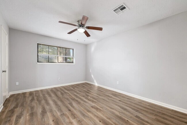 Building Photo - 9806 Thrush St