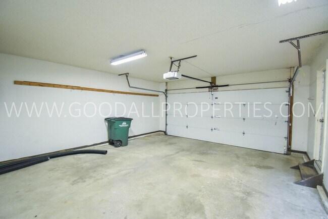 Building Photo - Half Off 1st Months Rent! 3 Bedroom 2 Bath...