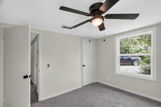 Building Photo - 902 George Hill Rd