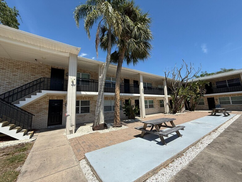 Building Photo - 1 Bed/1 Bath - Unit 207