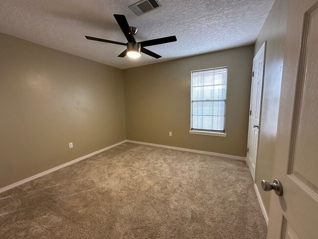 Building Photo - Come take a look at this 3-bedroom 2-bath home on the West side of Russellville.