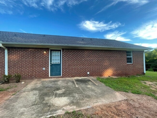 Building Photo - PRE-LEASING FOR AUGUST 2026!