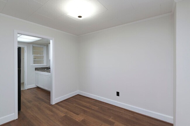 Building Photo - 2 bedroom, 1.5 bath home for rent in the h...