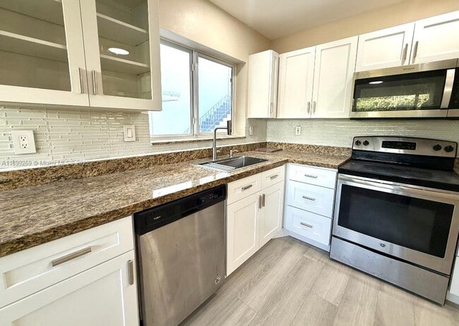 Building Photo - Bright & Updated 2-Bedroom, 2-Bath Home wi...