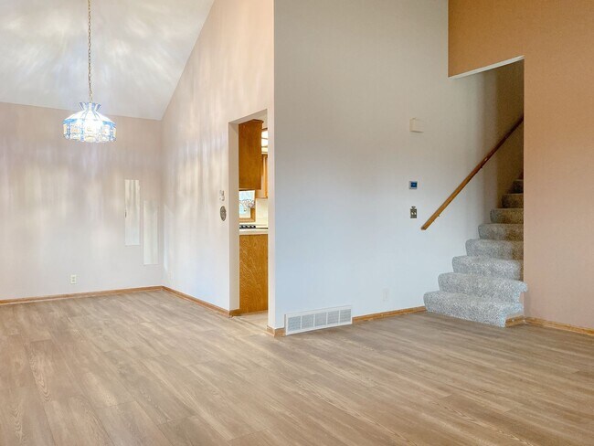 Building Photo - 3BD, 2BTH Bellevue Charmer Ready for YOU, $2,300!!