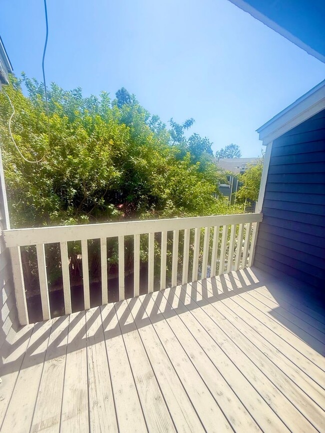 Building Photo - AWESOME 2 BEDROOM 2 BATH CONDO