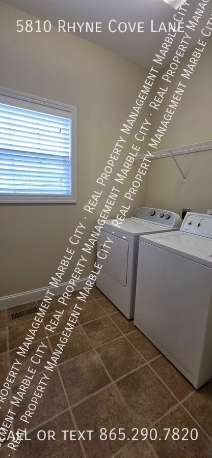 Building Photo - 5810 Rhyne Cove Ln