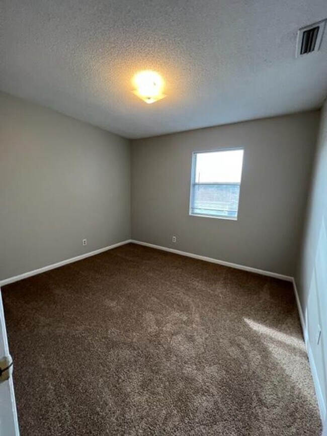 Building Photo - 2 Bedroom/1 Bath Apartment located in Hahi...
