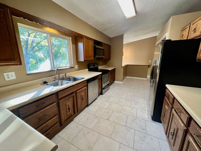 Building Photo - Beautiful 5 Bedroom Ranch Style Home in No...
