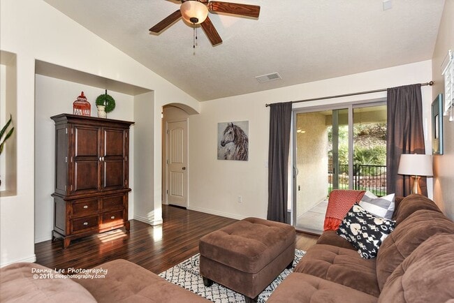Building Photo - 2605 E Hilltop Ledge Dr