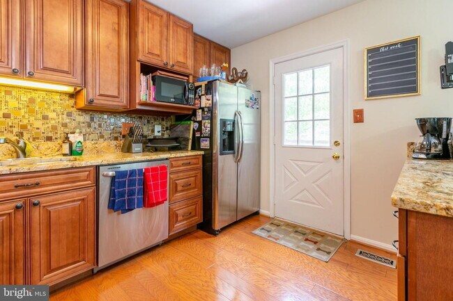 Building Photo - Stylish and Spacious Townhome with Open Floor Plan and Updated Kitchen