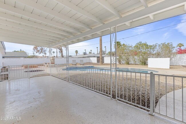 Building Photo - 718 W Vine Ave