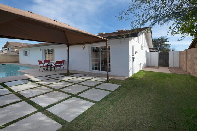 Building Photo - 8718 E Weldon Ave