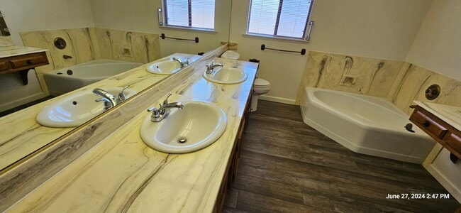 Building Photo - Creekridge Villas Single Story Condo in Ga...