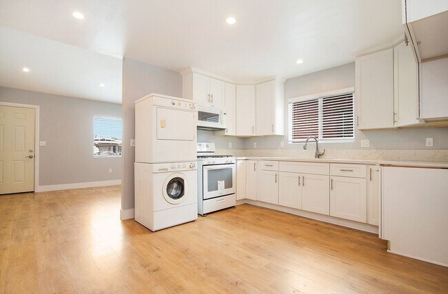 Building Photo - Olive Avenue Triplex