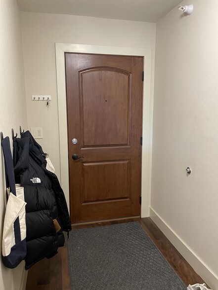 Entry - 332 S Linn St