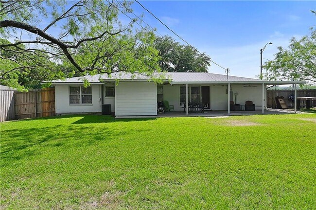 Building Photo - AUGUST PRE-LEASE!! 4 bed, 3 bath house on HUGE lot walking distance to Texas A&M!