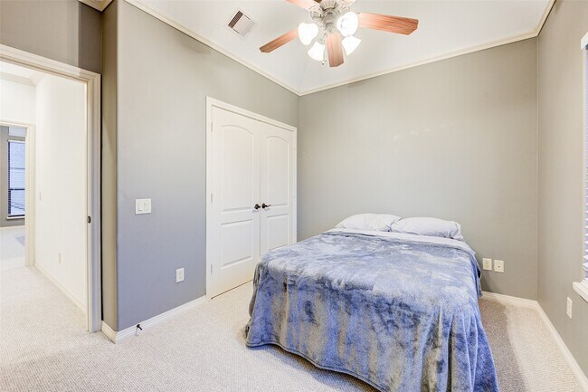 Building Photo - 3105 Fairdale Oaks E