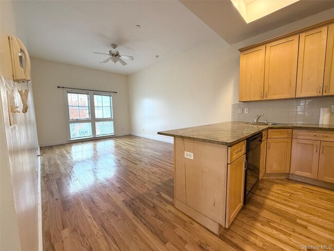 Building Photo - 2 E Main St