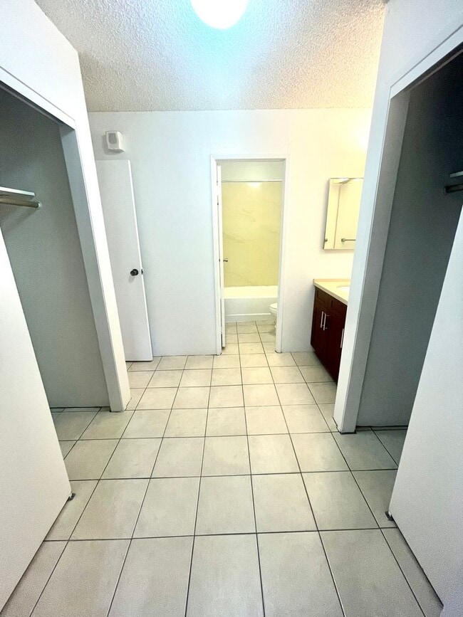 Building Photo - Kukui Plaza- Diamond Head Tower - 1 Bedroo...