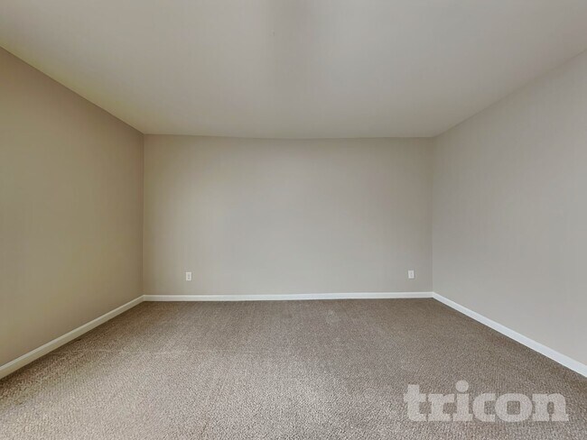 Building Photo - 2137 Hudson Dr