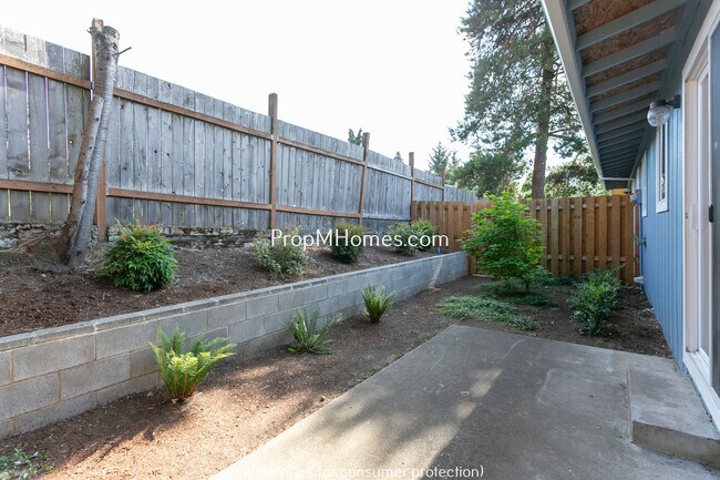 Building Photo - Wonderfully Updated NE Portland Glenfair One Bedroom Apartment w/ Private Patio!