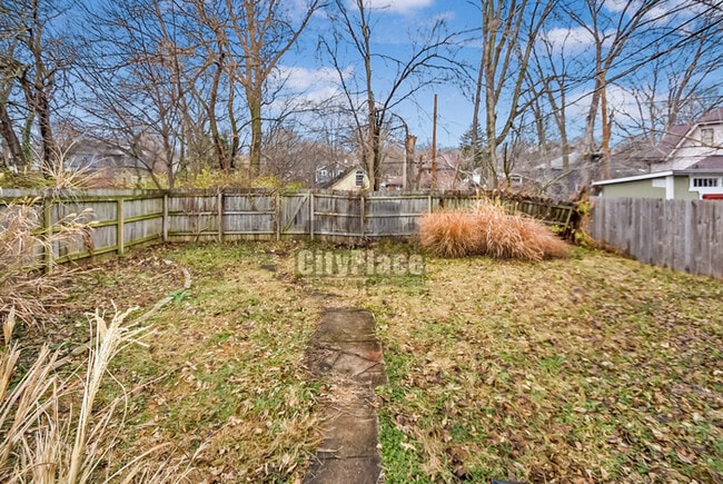 Building Photo - 1320 N Beville Ave